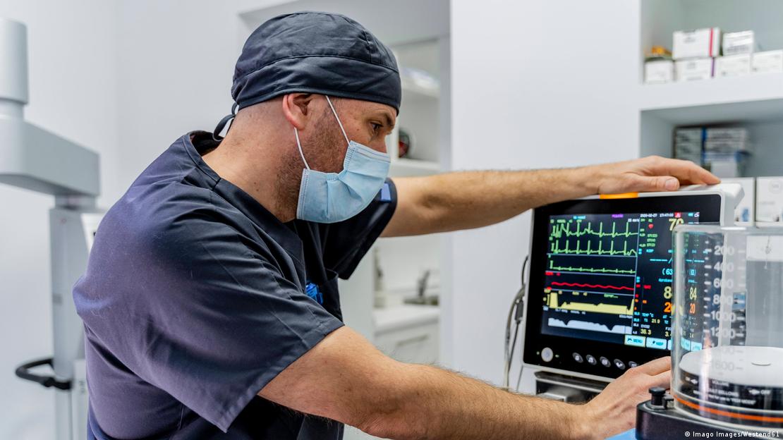 Bilgisayar ekranında EKG ölçümlerine bakan bir sağlık çalışanı