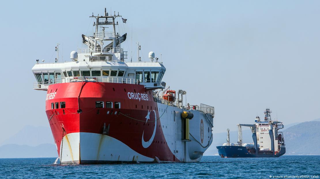 Türkiye'nin sondaj gemisi Oruç Reis ile arka planda bir tanker açık denizde sefer halinde