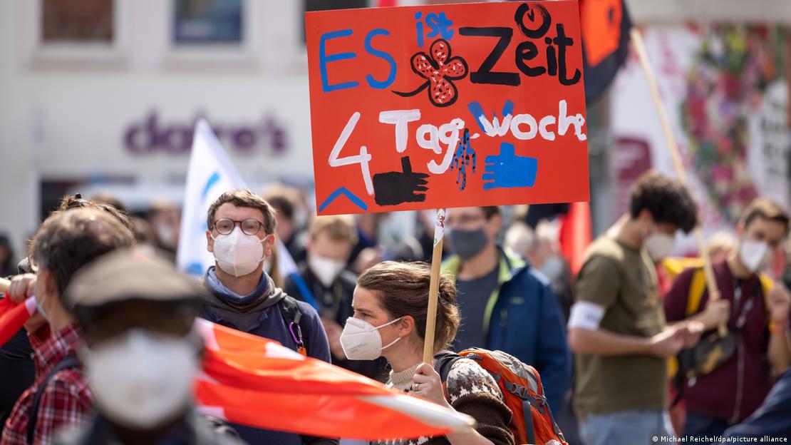 Erfurt'taki 1 Mayıs gösterisinde bir eylemcinin taşıdığı pankartta "4 günlük çalışma haftasının zamanı geldi" deniyor