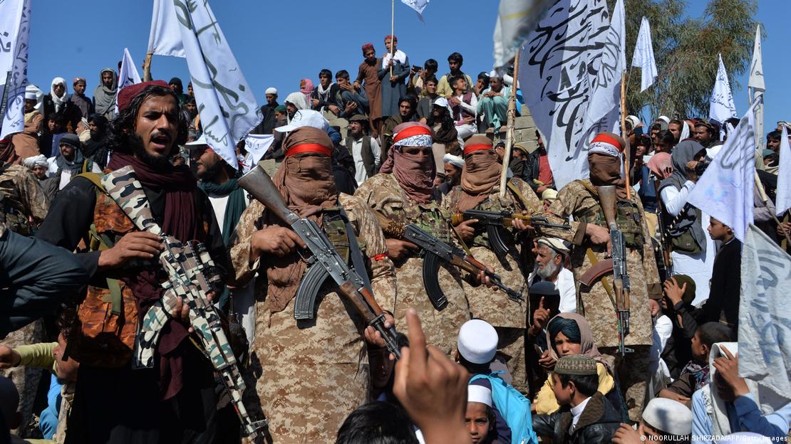 Taliban mensupları ABD askerlerinin ülkeden ayrılmasını kutluyor