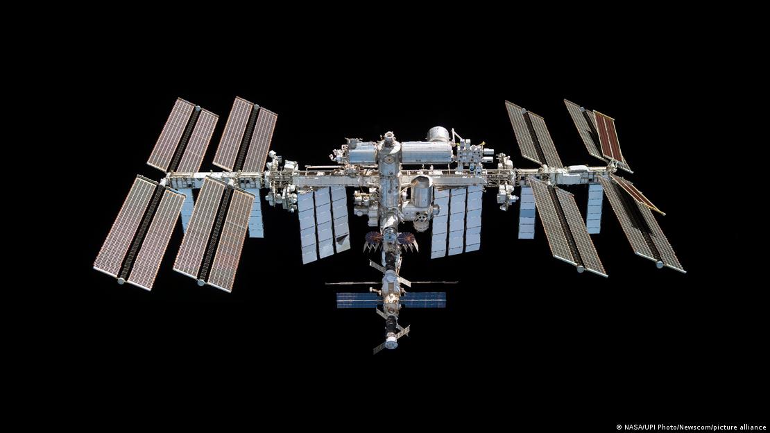 Uluslararası Uzay İstasyonu, bir günde Dünya etrafında yaklaşık 16 kez dönüyor.