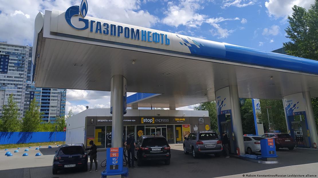 St. Petersburg'da bir benzin istasyonu