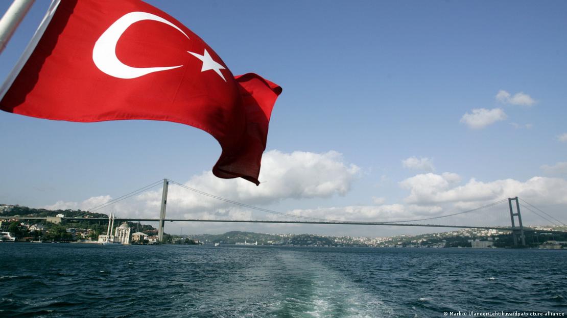 İstanbul - Boğaziçi Köprüsü ile Boğaz manzarası, karenin içine giren Türk bayrağı