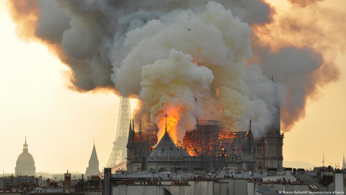 2019'da yangın çıkan Notre Dam Katedrali'nin görüntüsü, arka planda Eyfel Kulesi