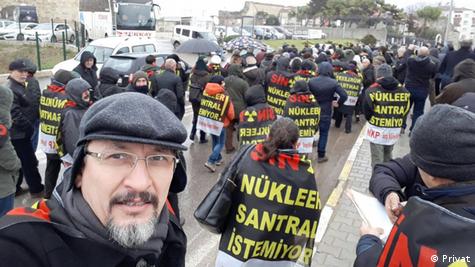Avukat İsmail Hakkı Atal, nükleer santral karşıtı bir eylemde protestocularla bir arada