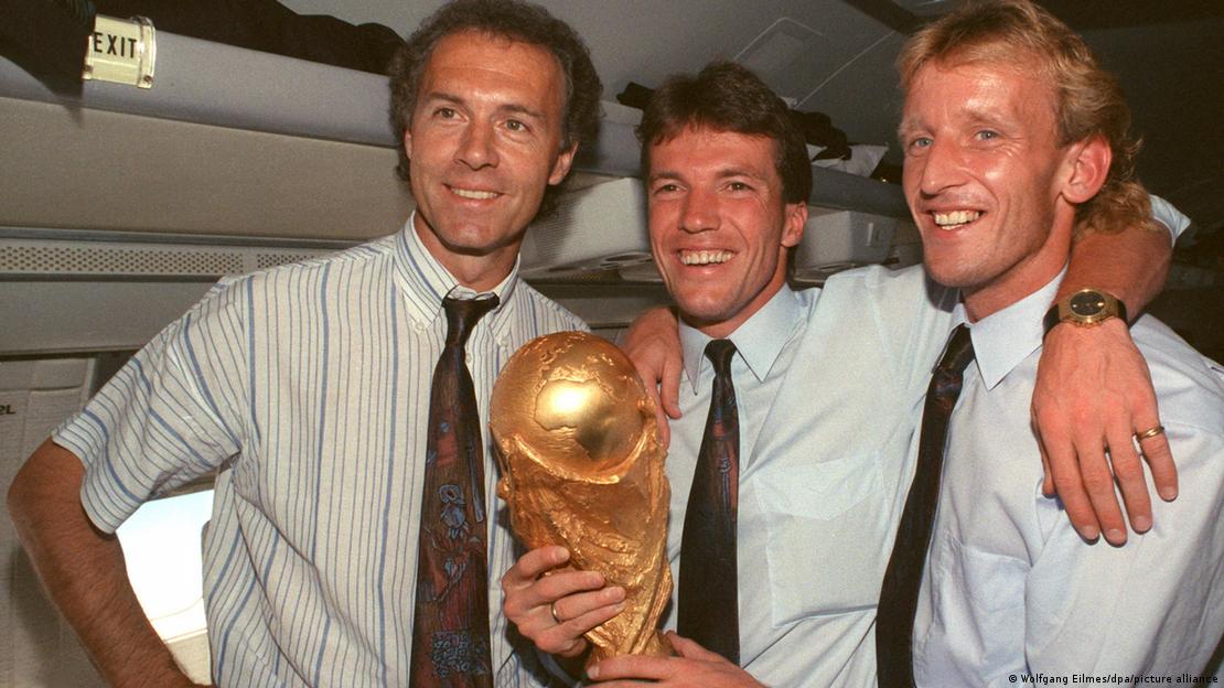 1990 Dünya Kupası'nı kazanan Batı Almanya'nın teknik direktörü Franz Beckenbauer, takım kaptanı Lothar Matthäus ve şampiyonluğu getiren golü atan Andreas Brehme, uçakla Roma'dan Frankfurt'a dönerken bu pozu veriyor.