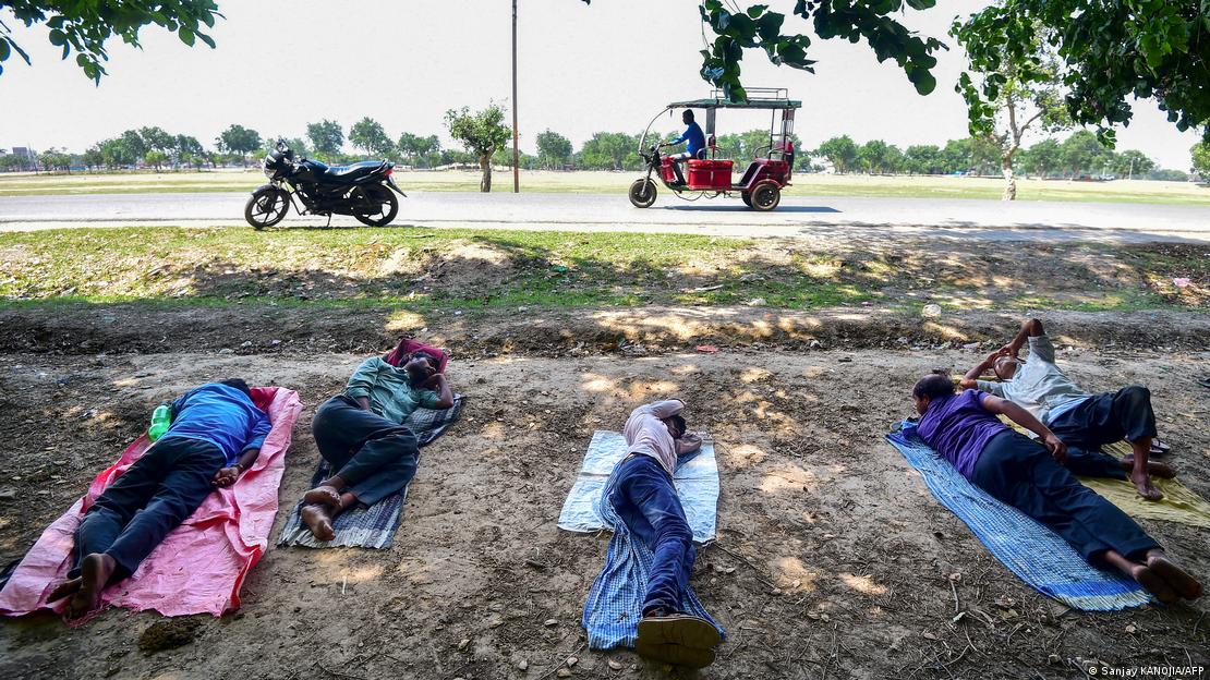 Hindistan'da aşırı sıcaklardan ötürü toprağın üzerine yatmış dinlenen kişiler