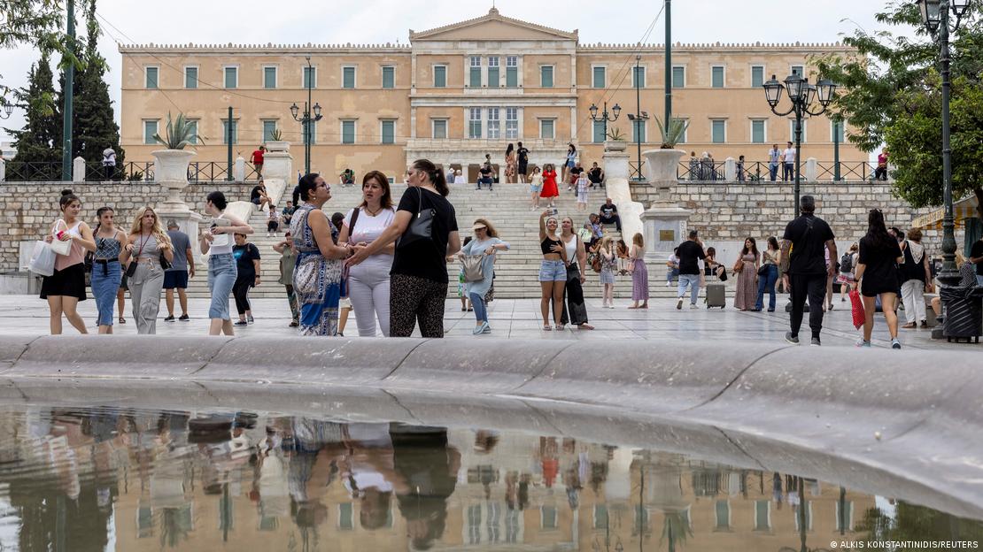 Başkent Atina'daki parlamento binası etrafında insanlar