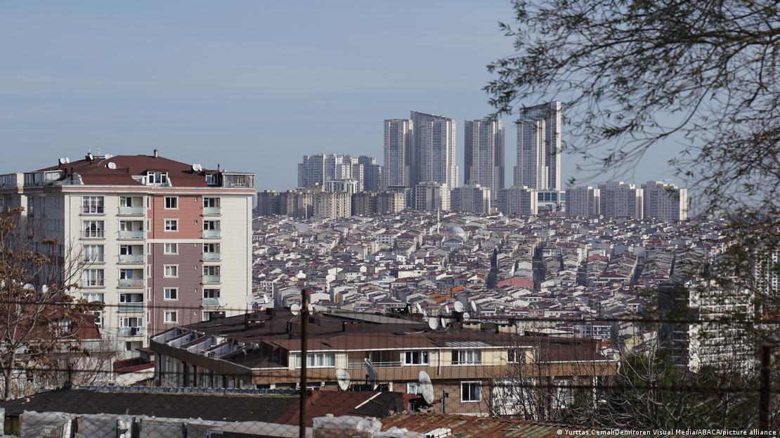 İstanbul2da çok sayıda bina, arka planda gökdelenler - (19.01.2023)