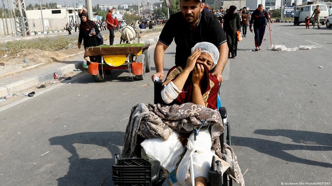 Tekerlekli sandalyede oturan Filistinli bir yaralı kadın
