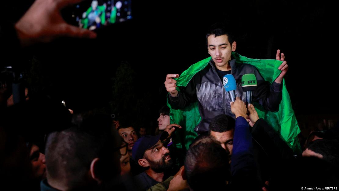 İsrail'in serbest bıraktığı bir Filistinli mahkum Ramallah'ta omuzlarda taşınırken - (24.11.2023 / Batı Şeria)