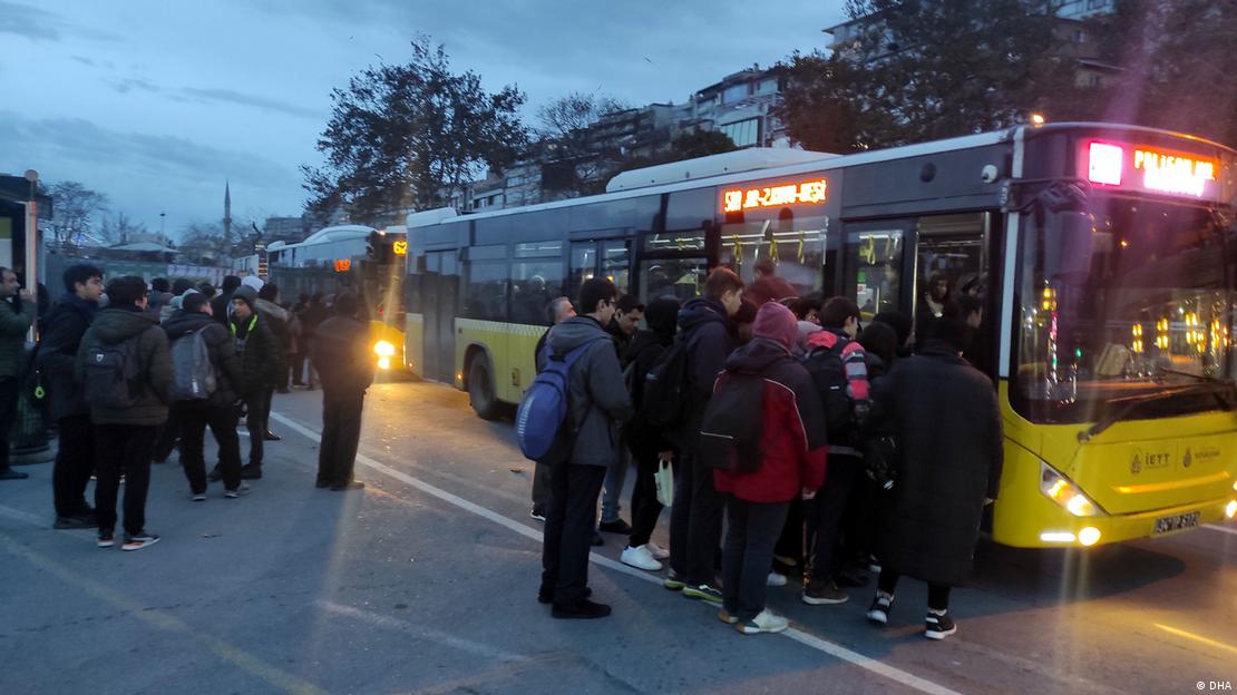 Alacakaranlıkta belediye otobüsüne binmeye çalışan yolcular