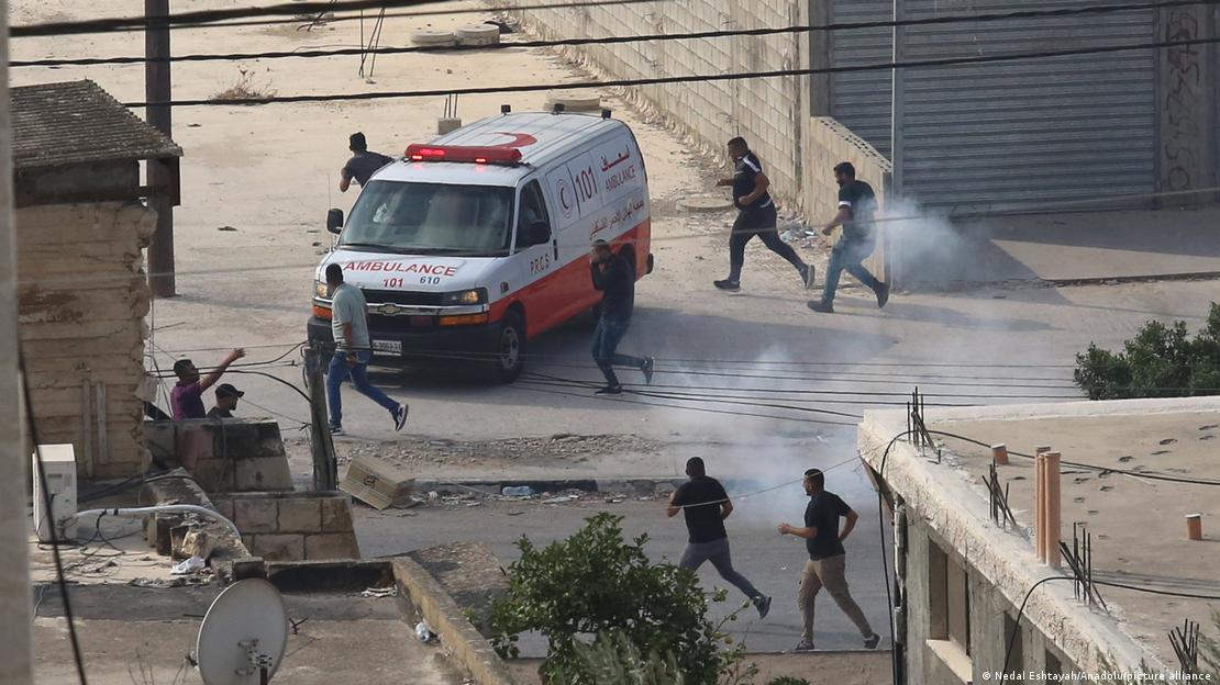 Batı Şeria'da Yahudi yerleşimcilerin Filistinlilere saldırı anı; kaçışan insanların arasında bir ambulans görülüyor - (02.11.2023)
