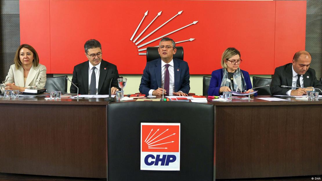 CHP lideri Özgür Özel ve diğer parti üyeleri