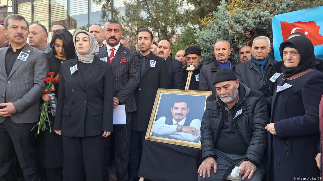 Ölümünün birinci yıl dönümüde Ankara'daki anma törenine katılan Sinan Ateş'in yakınları 