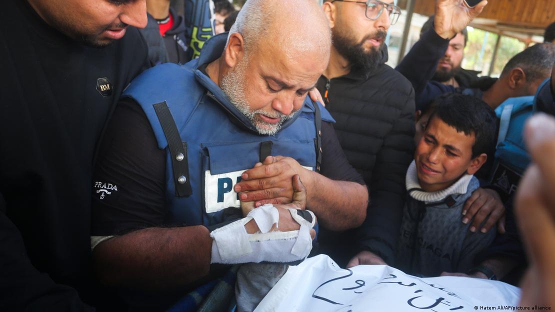 Al Jazeera Gazze Büro Şefi Wael al-Dahdouh, İsrail'in saldırısında hayatını kaybeden oğlu gazeteci Hamza Wael Dahdouh'un cansız elini tutuyor