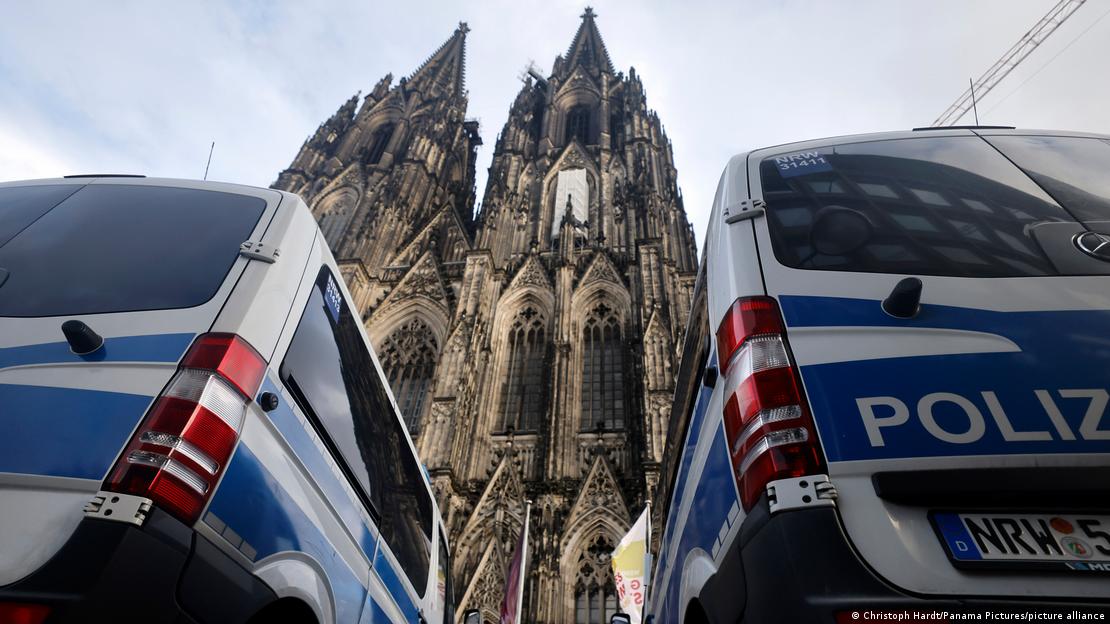 Köln Katedrali önünde polis araçları - (03.01.2024)