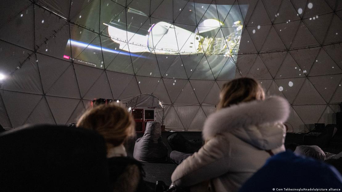 Kenetlenme anı, Sanayi ve Teknoloji Bakanlığı tarafından Taksim Meydanı'na kurulan planetaryumdaki dev ekrandan topluca izlendi.