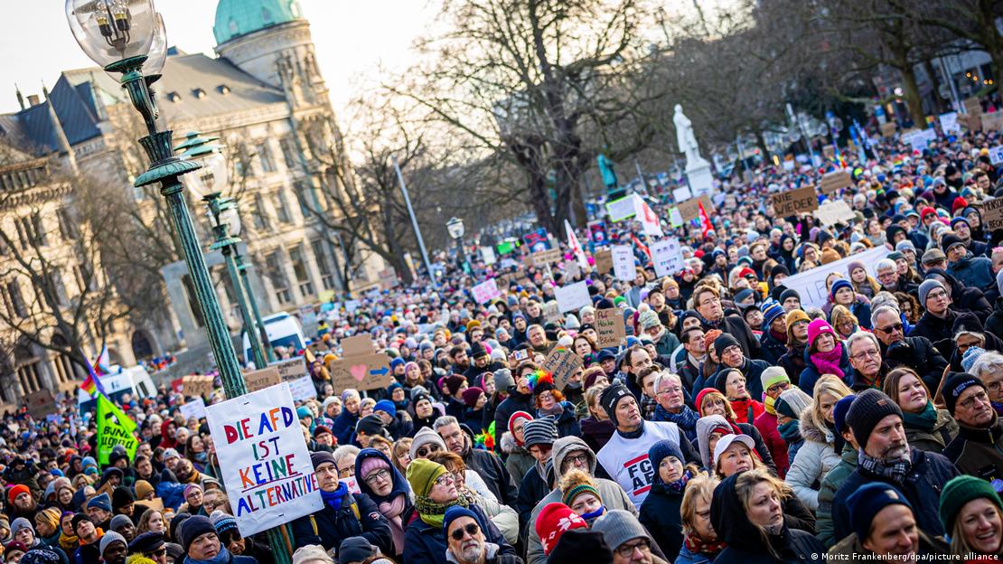 Hannover'deki gösteride katılımcılar "AfD alternatif değil" yazılı pankartlar taşıdı