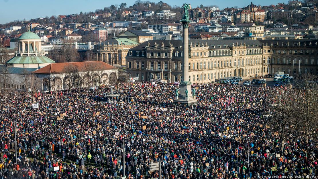 Stuttgart'taki gösteriye en az 20 bin kişi katıldı