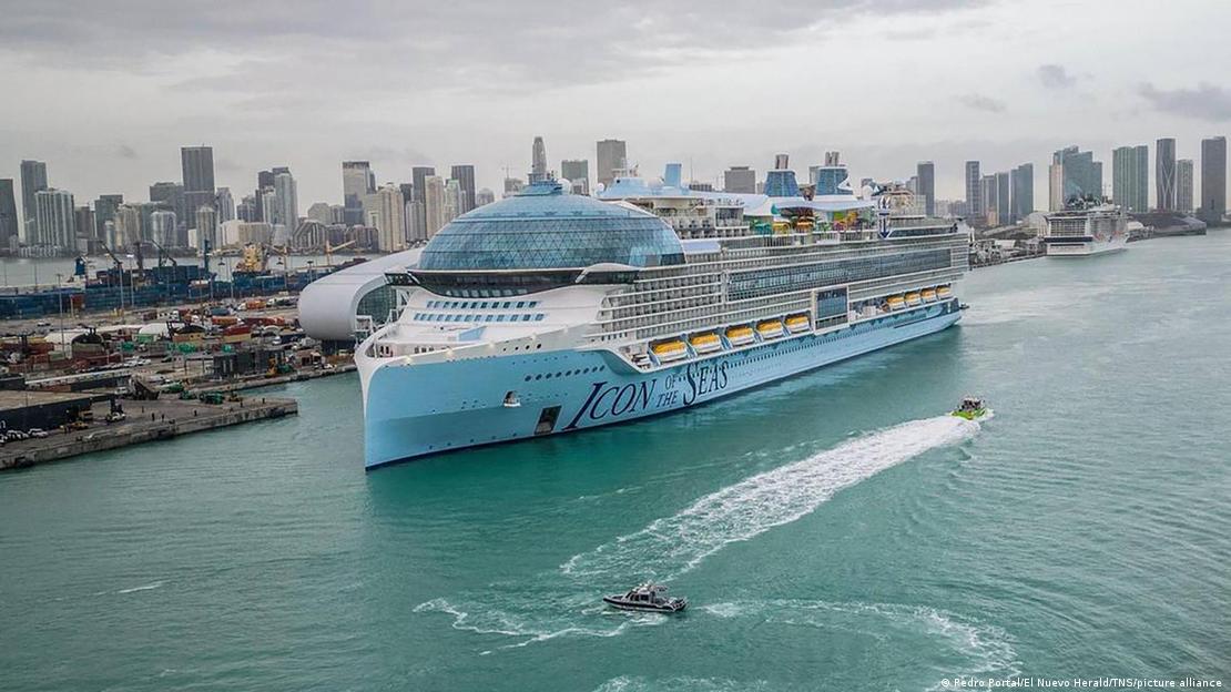 İlk turuna çıkan Icon of the Seas, Miami Limanı'ndan ayrılıyor, arka planda şehir manzarası - (27.01.2024)