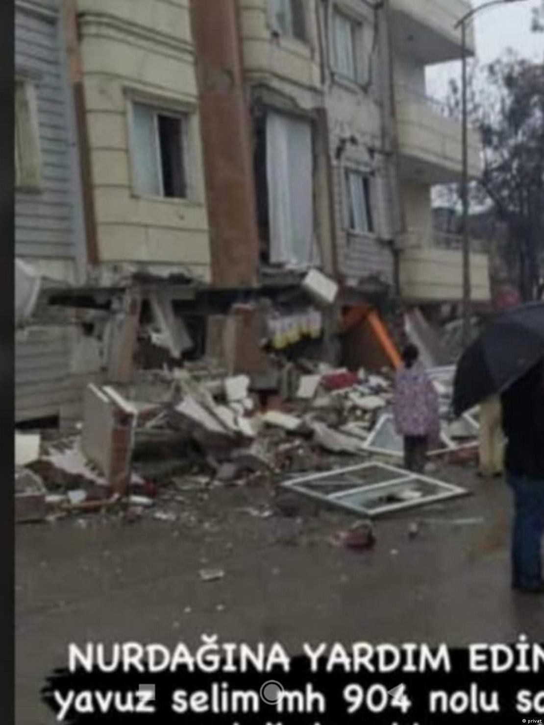 Depremde çöken Kavak Apartmanının enkazı 
