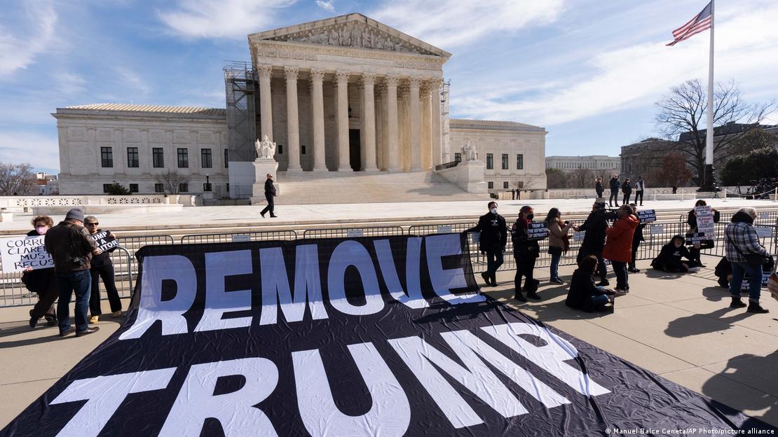 ABD Yüksek Mahkemesi önünde Trump karşıtı gösteri (8 Şubat 2024)