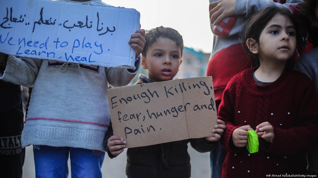Savaşı protesto eden Filistinli çocuklar yaşam ve eğitim haklarını talep ediyor.