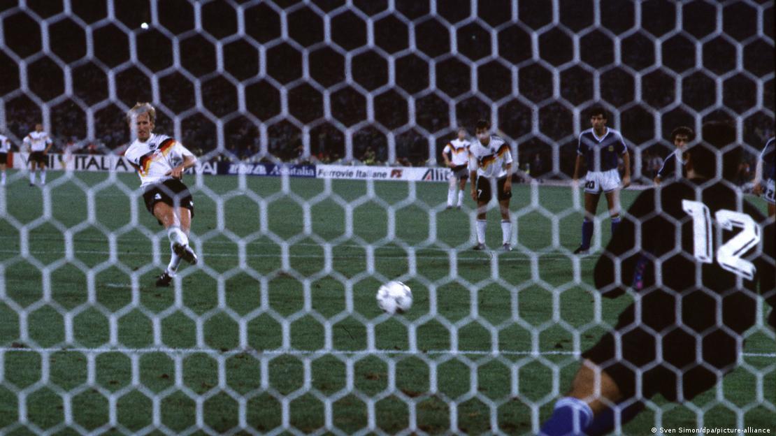 Batı Almanya, 1990 Dünya Kupası'nda Roma'daki final maçında Arjantin'i Brehme'nin 85'inci dakikada attığı penaltı golüyle 1-0 yenerek şampiyon oldu.