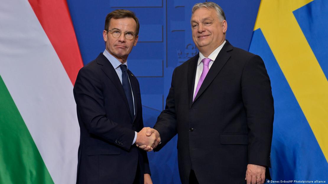 İsveç Başbakanı Ulf Kristersson ile Macaristan Başbakanı Viktor Orban el sıkışıyor