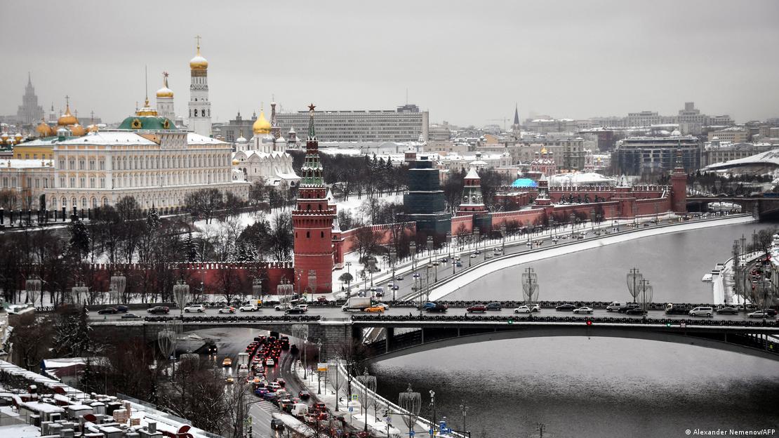 Kremlin Sarayı, Moskva Nehri ve şehrin merkezi ile karlar altında bir Moskova manzarası - (16.12.2021)