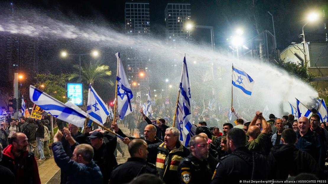 Tel Aviv'de polis, ellerinde İsrail bayrakları taşıyan göstericilere tazyikli su ile müdahale ediyor - (24.02.2024)