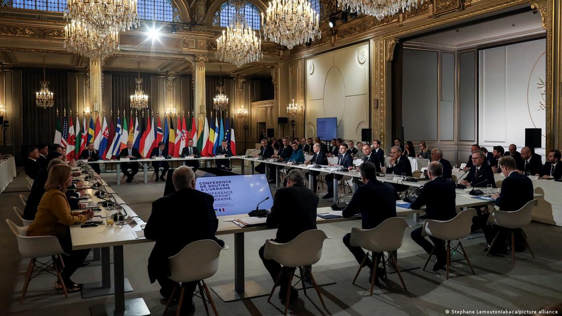 Uluslararası Ukrayna'ya Destek Konferansı'nda liderler bir masanın etrafında oturuyor
