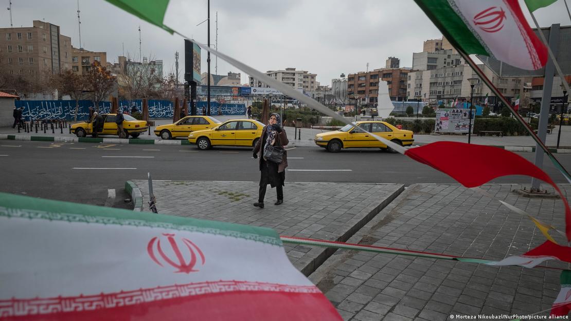Tahran'da bayraklar