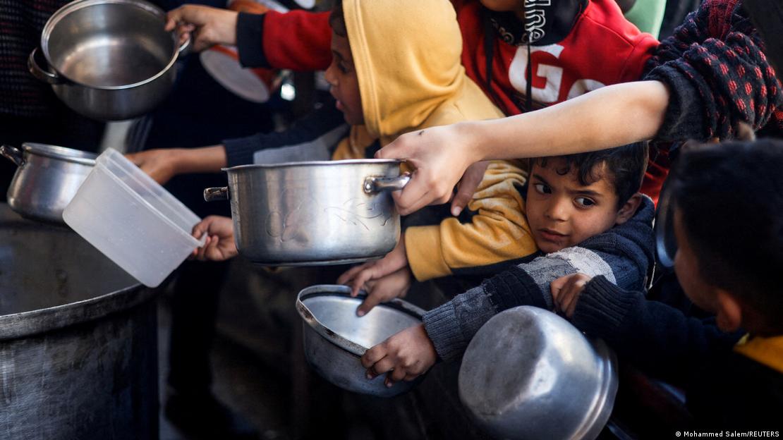 Ancak sınırlı yardımın ulaştırılabildiği bölgede halk, kıtlık tehlikesiyle karşı karşıya. Ellerinde yemek kapları ile gıda yardımı bekleyen çocuklar