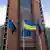 AB Komisyonu'nun Brüksel'deki binası önünde AB ve Ukrayna bayrakları