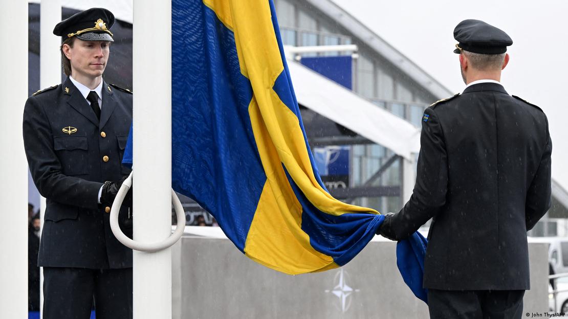 İsveç bayrağı göndere çekilirken