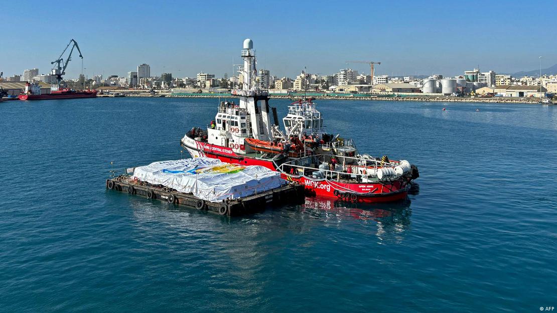 Bir İspanyol yardım kuruluşuna ait olan "Open Arms" adlı gemi ve 200 ton yardım malzemesi taşıyan platform