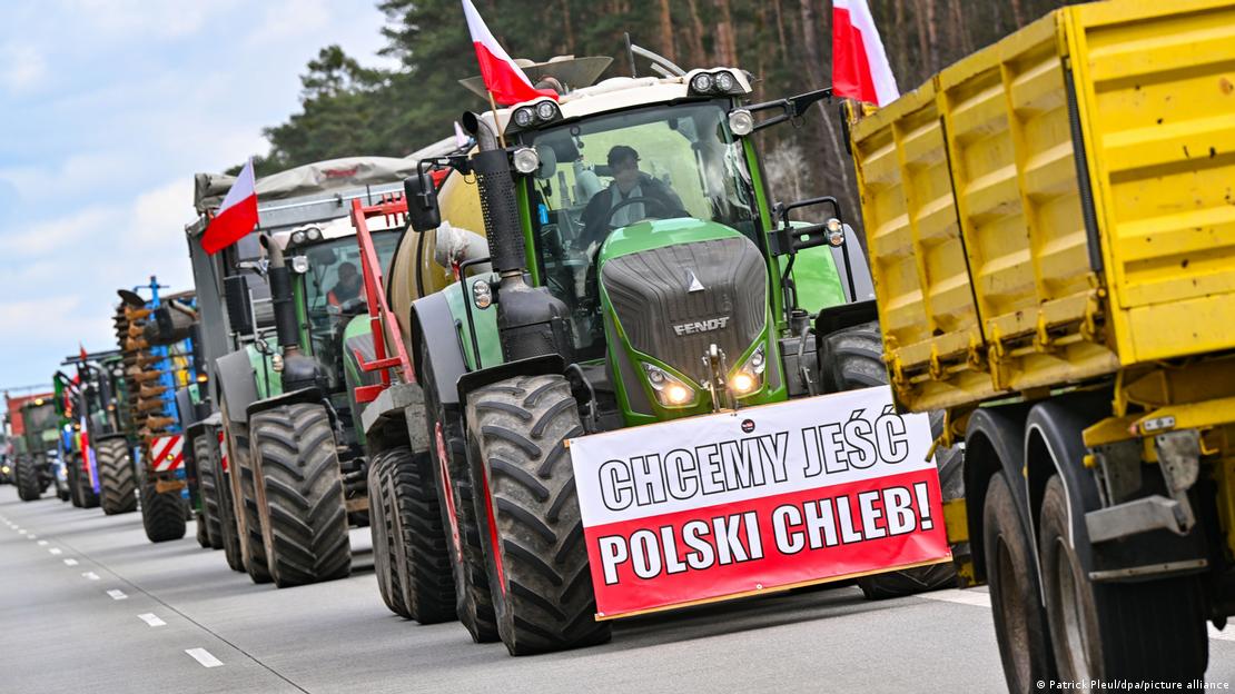 Polonyalı çiftçilerin traktörlü protestosu.
