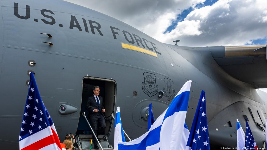 ABD Dışişleri Bakanı Blinken, Amerikan ordusuna ait bir uçaktan iniyor, ön planda İsrail ve ABD bayrakları - (22.03.2024 / Tel Aviv)