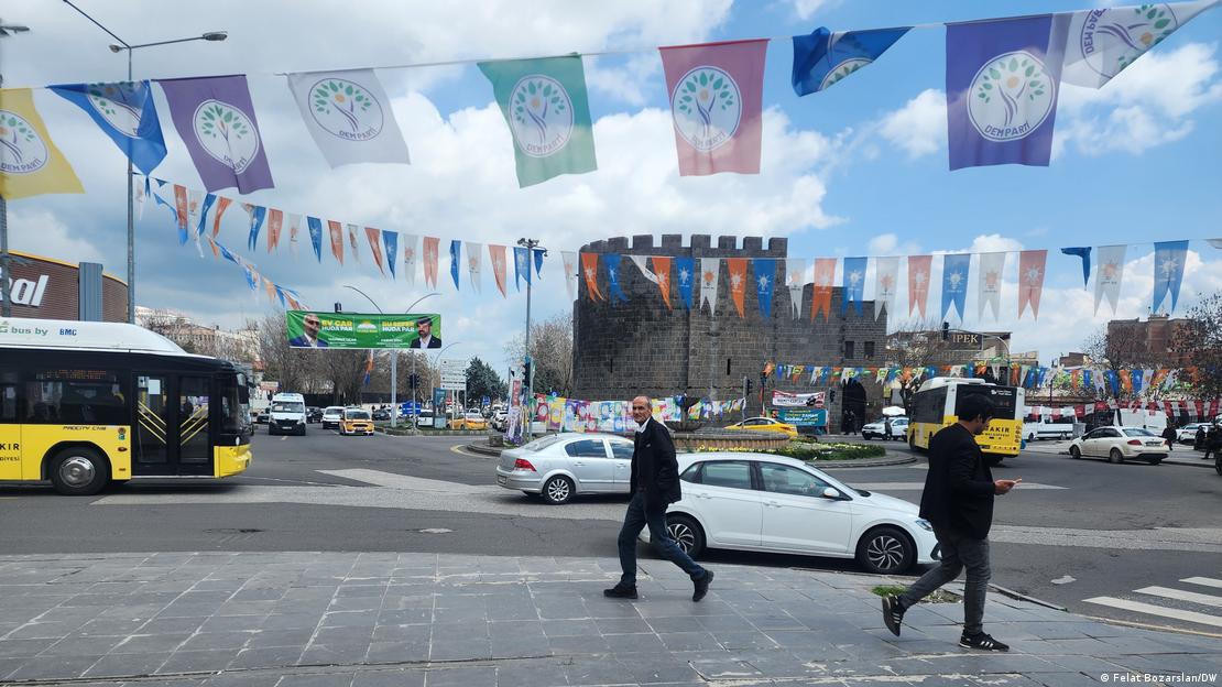 Diyarbakır'da partilerin bayrakları, 