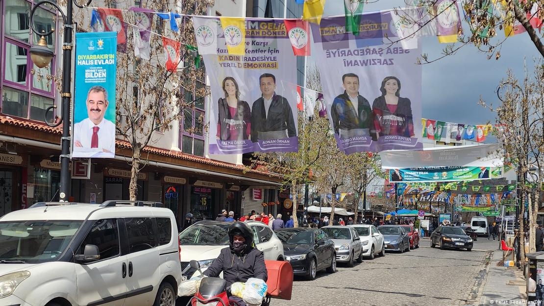 Diyarbakır sokaklarında partilerin bayrakları ve afişleri