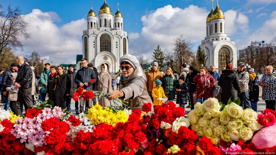 Crocus City Hall saldırının ardından Moskova Zafer Meydanı'nda, ölenlerin anısına çiçekler bırakan insanlar - (24.03.2024)