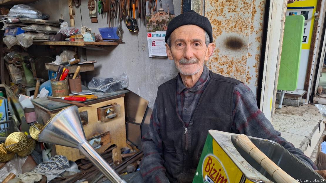 Tenekeci ustası 78 yaşındaki Mustafa Gürler