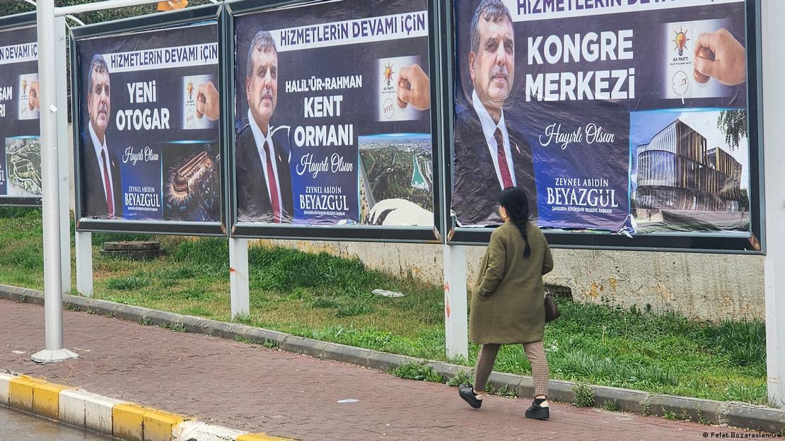 Şanlıurfa'da AKP'nin adayı Zeynel Abidin Beyazgül'ün seçim afişi 