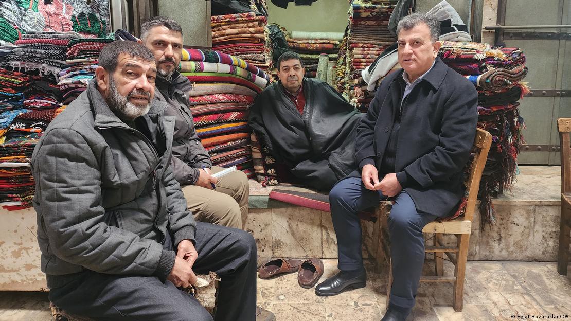 Muhabirimiz Felat Bozarslan (soldan ikinci), Halıcılar Hanı'nda Şanlıurfalı esnafla birlikte 