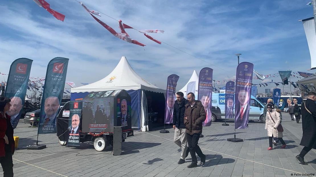 Yeniden Refah Partisi'nin Üsküdar Meydanı'ndaki standı 