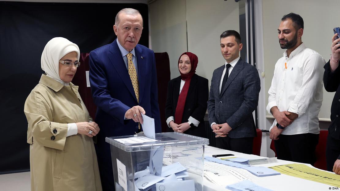 31 Mart yerel seçimlerinde Cumhurbaşkanı Erdoğan eşi Emine Erdoğan ile birlikte Üsküdar’da oyunu kullandı.