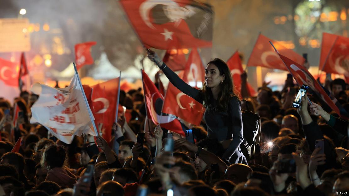 CHP’li Ekrem İmamoğlu’nun İstanbul’u yeniden kazanması üzerine 31 Mart akşamı seçmenleri kutlamalarda bir araya geldi. 