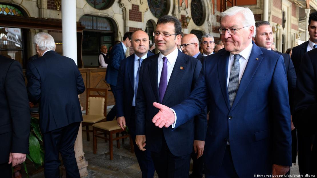 Almanya Cumhurbaşkanı Frank-Walter Steinmeier Türkiye’ye ilk resmi ziyareti sırasında İstanbul Belediye Başkanı Ekrem İmamoğlu ile görüştü.